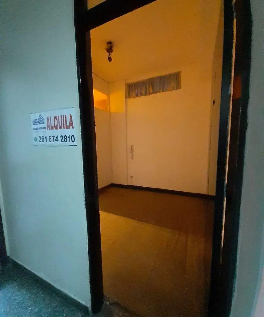 Alquilo Oficina en calle Colon 574 4