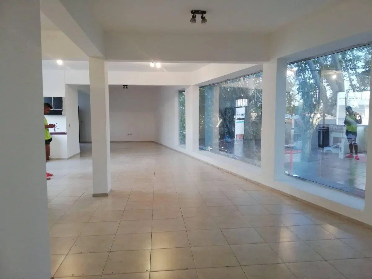 Alquilo local en Villa Nueva 4