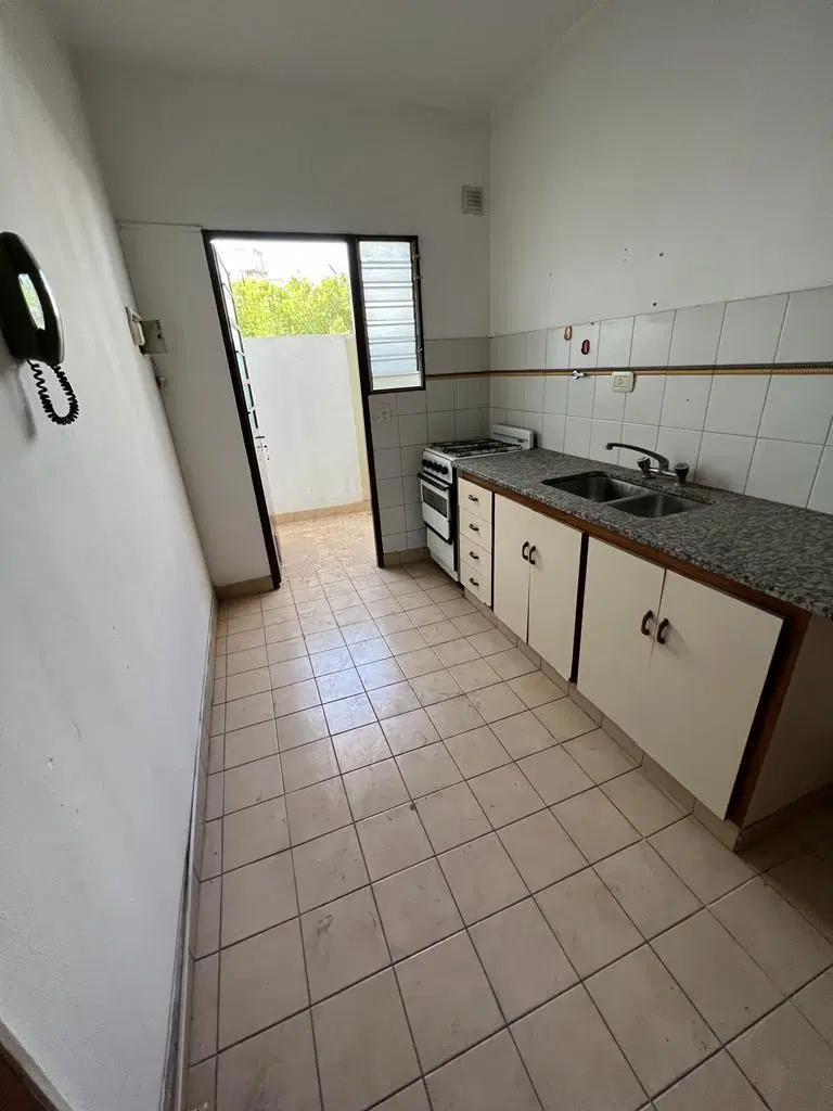 Departamento de 3 ambientes en Alquiler en Plaza Rocha e/ 60 y dg 78 1