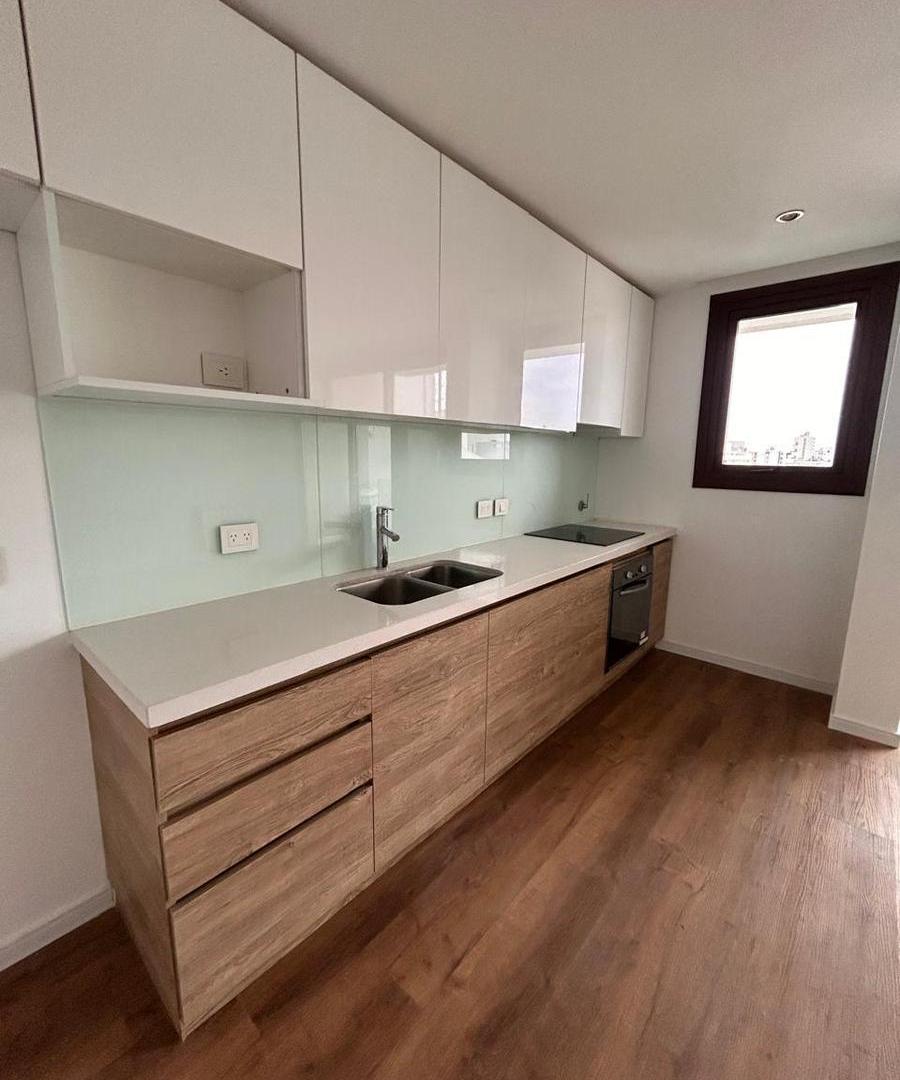 Foto de Excelente semipiso de 2 dormitorios con dos balcones y cochera cubierta, imagen 2