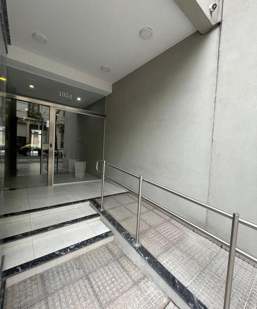 Foto de Venta Regio ambiente al frente con balcón , excelente vista y, imagen 2