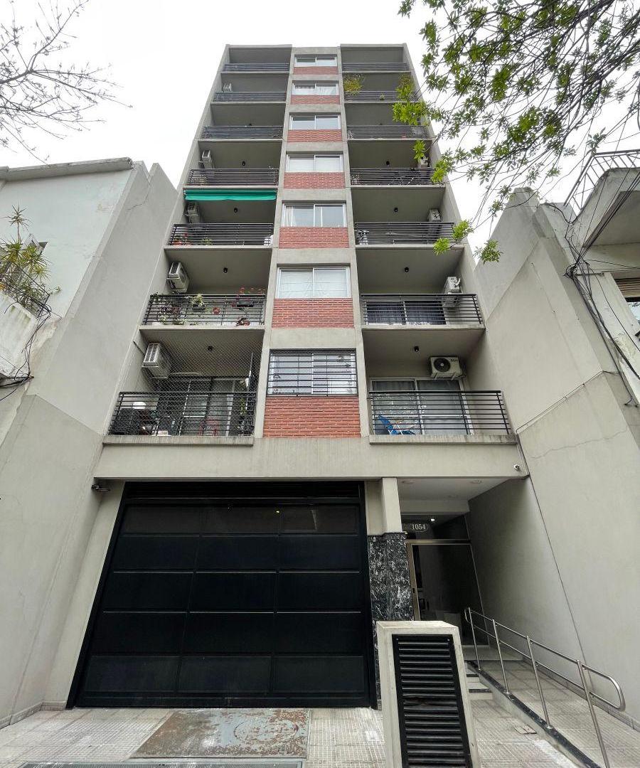 Foto de Venta Regio ambiente al frente con balcón , excelente vista y, imagen 1