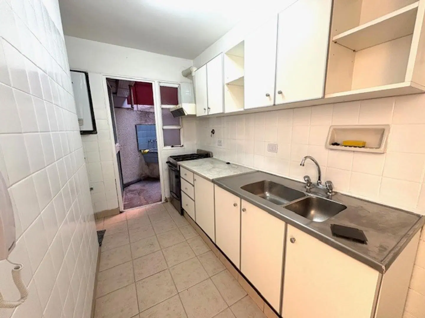 3 AMBIENTES SOBRE AVENIDA CON PATIO - IMPECABLE ESTADO!! 4