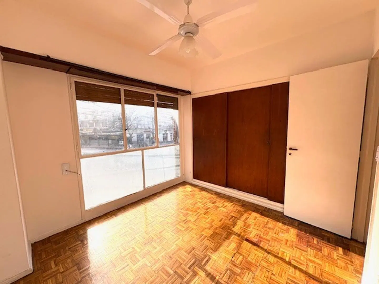 3 AMBIENTES SOBRE AVENIDA CON PATIO - IMPECABLE ESTADO!! 3