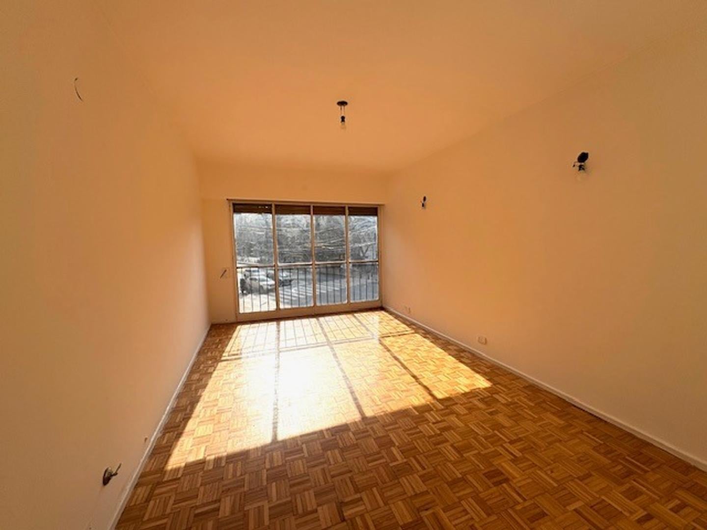3 AMBIENTES SOBRE AVENIDA CON PATIO - IMPECABLE ESTADO!!