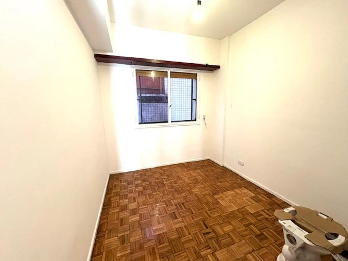 3 AMBIENTES SOBRE AVENIDA CON PATIO - IMPECABLE ESTADO!! 2