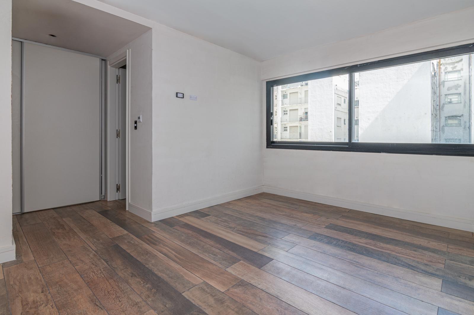 ¡VENTA! 2 ambientes frente a Plaza Colón