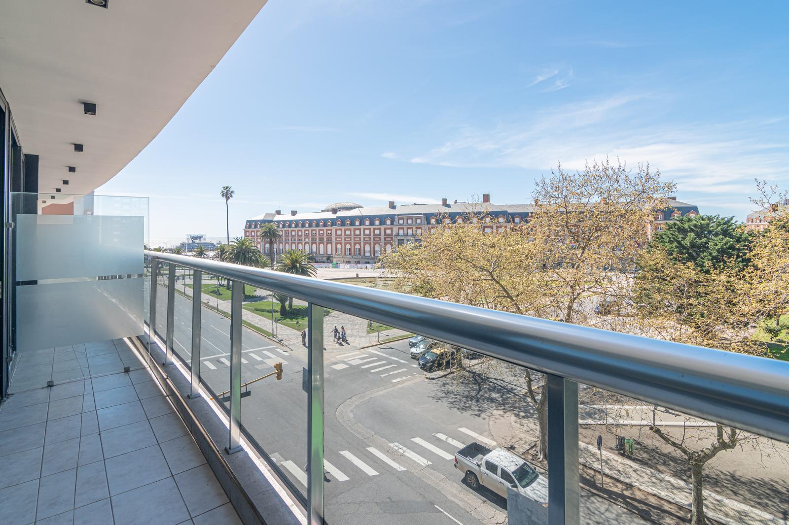 ¡VENTA! 2 ambientes frente a Plaza Colón