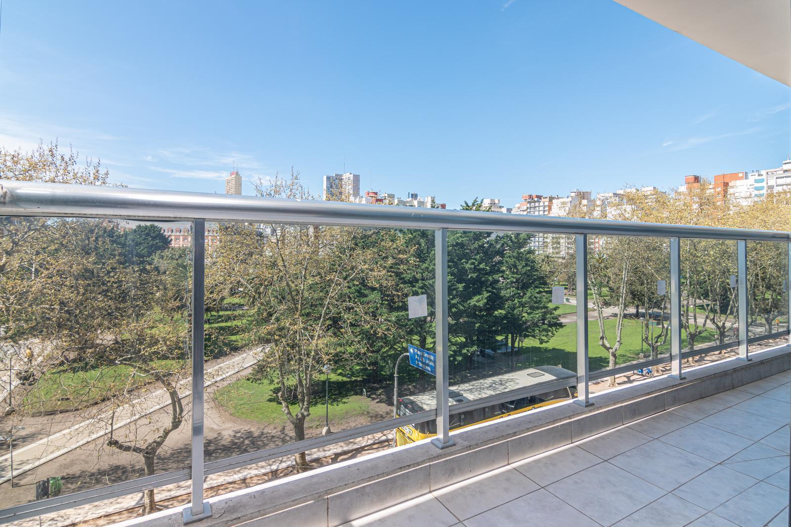 ¡VENTA! 2 ambientes frente a Plaza Colón