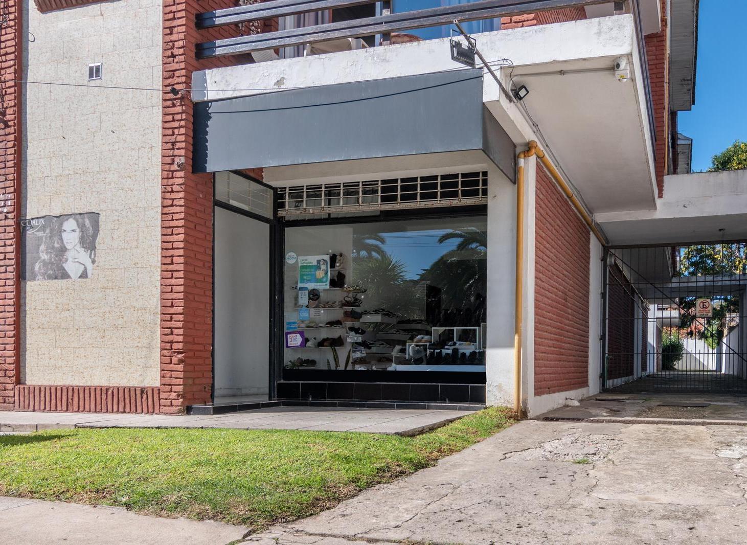 Foto de ¡VENTA! Local en Parque Luro, imagen 3