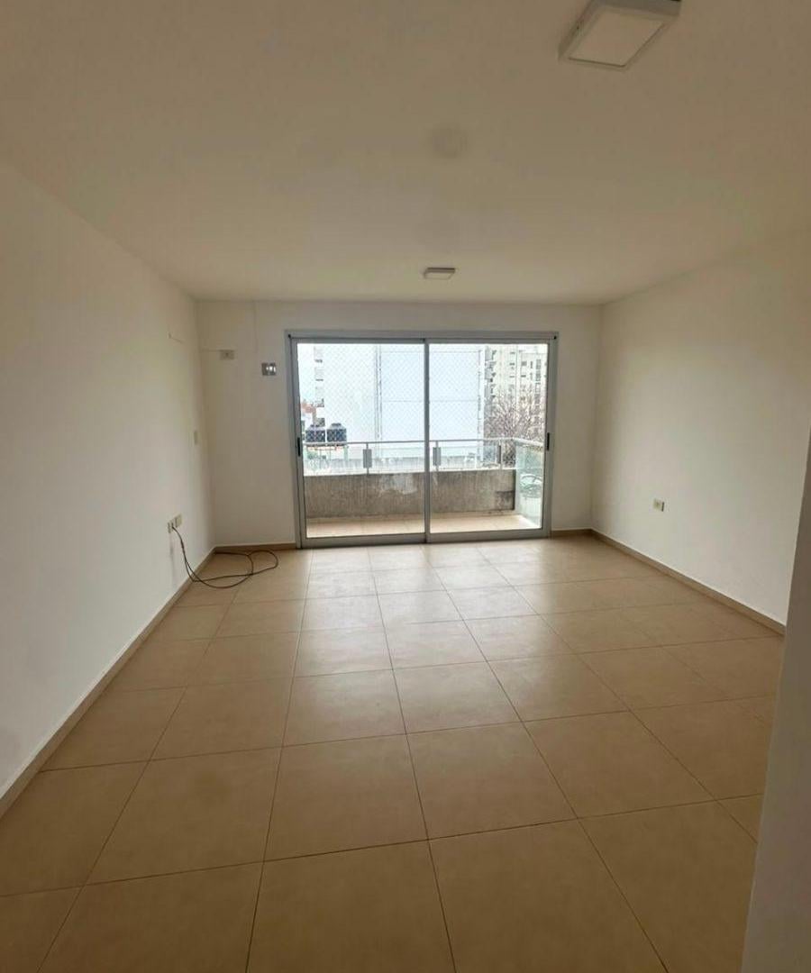Se alquila amplio depto en la plata 1 habitación con cochera.
