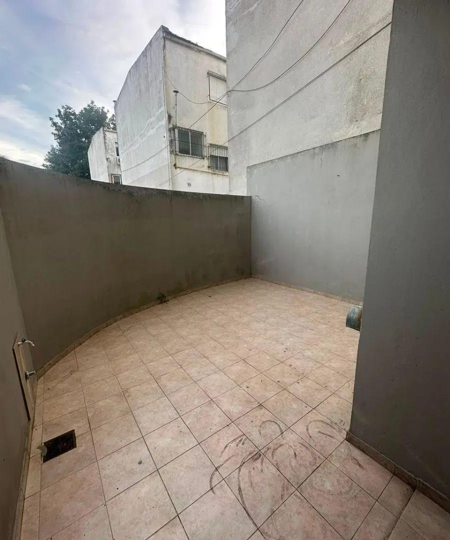 Se alquila depto de 1 habitacion con patio La Plata 4