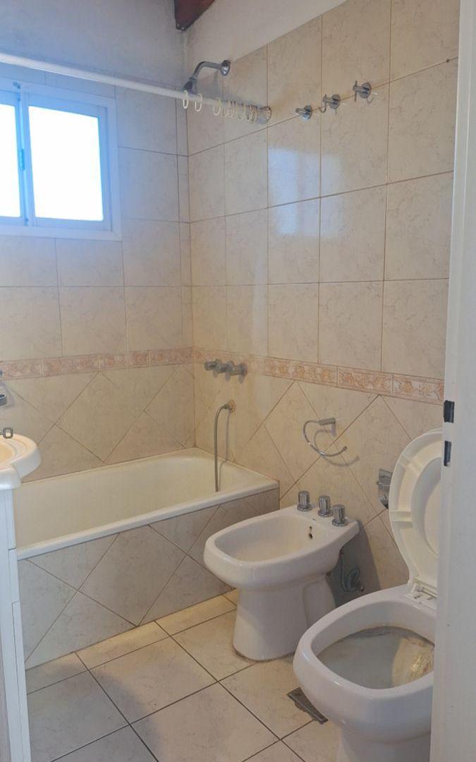 Foto de DUPLEX EN LOS HORNOS - 2 DORMITORIOS CON COCHERA Y PATIO, imagen 4