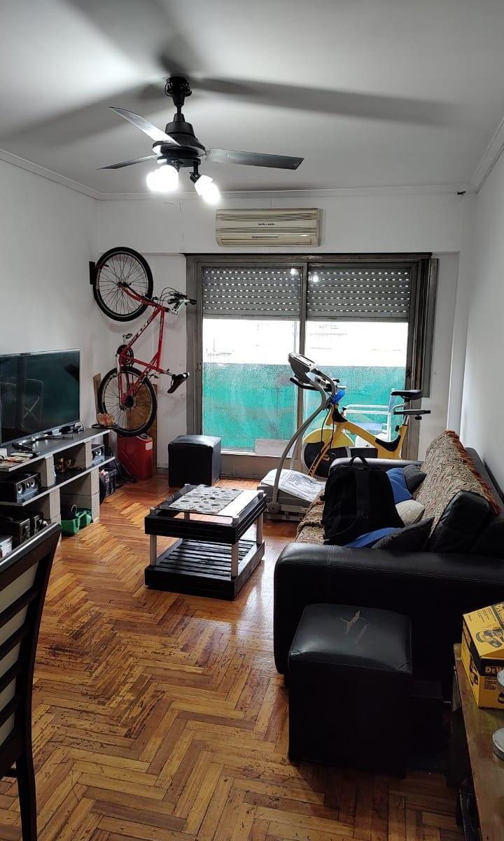 HERMOSO 3 AMBIENTES AL FRENTE CON BALCON. MUY BUEN ESTADO EXCELENTE UBICACION