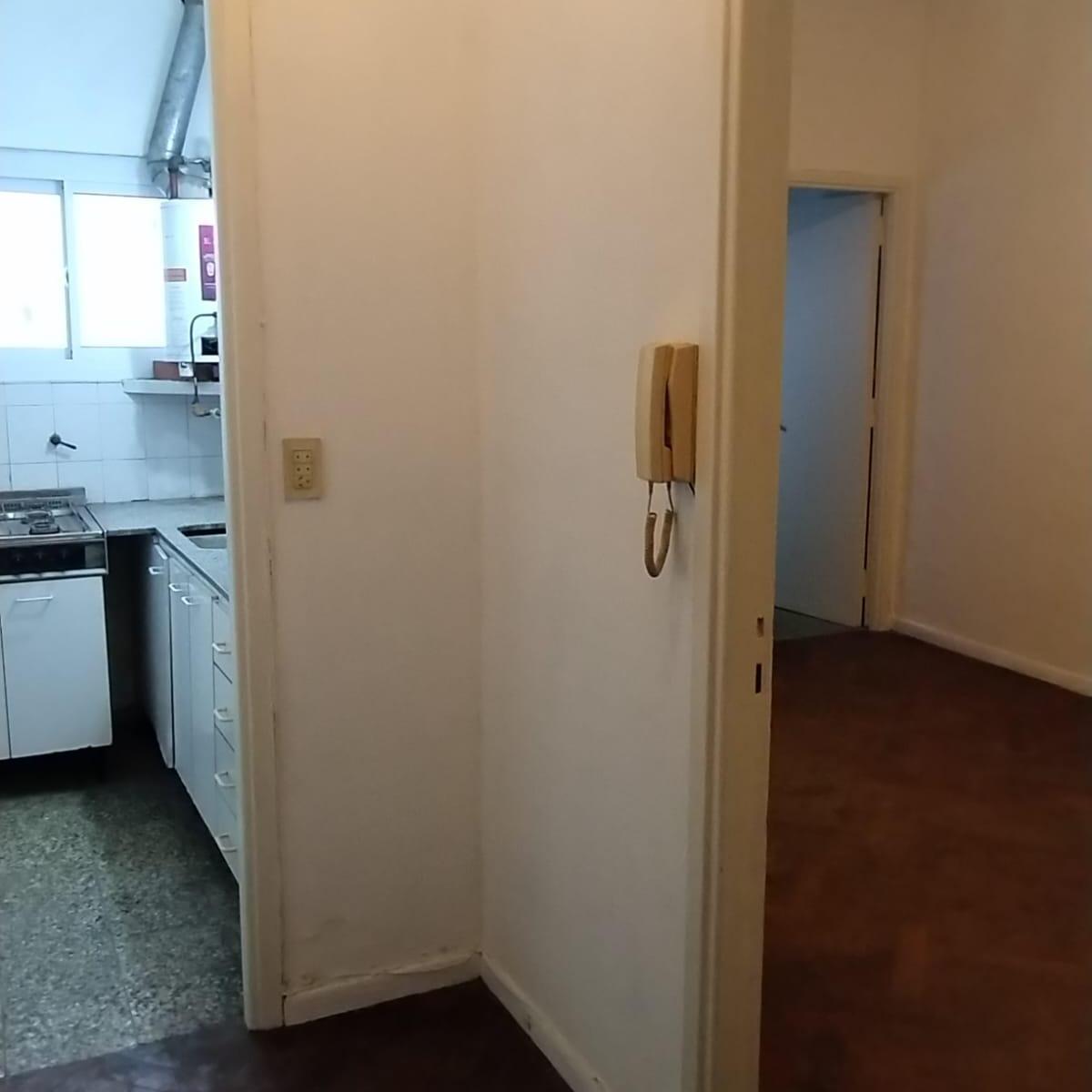 VENTA MONOAMBIENTE MUY BAJAS EXPENSAS EN FLORES POR ESCALERA