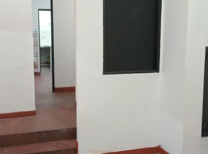 LOCAL MUY BUEN ESTADO CON COCINA BAÑO Y 3 OFICINAS/ NO PAGA EXPENSA 4