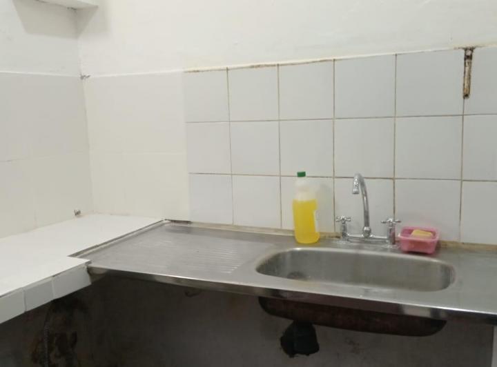 LOCAL MUY BUEN ESTADO CON COCINA BAÑO Y 3 OFICINAS/ NO PAGA EXPENSA 5