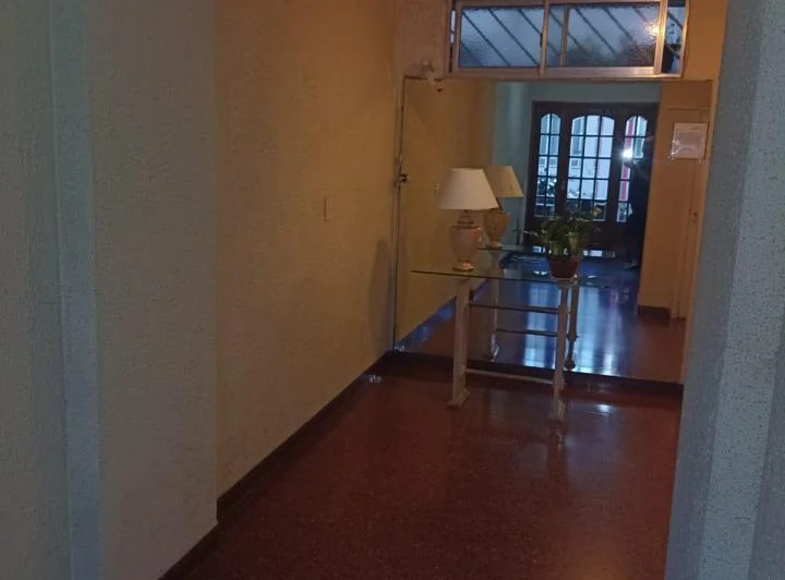 2 AMBIENTES CON MUY BAJAS EXPENSAS, 1º POR ESCALERA 2