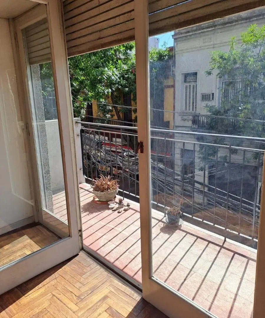 VENTA 3 AMBIENTES AL FRENTE CON BALCON EN MONSERRAT 4