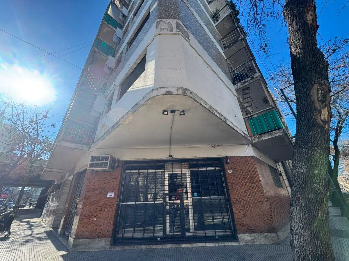ALQUILER LOCAL CON SOTANO 2 BAÑOS EN CONSTITUCION 2