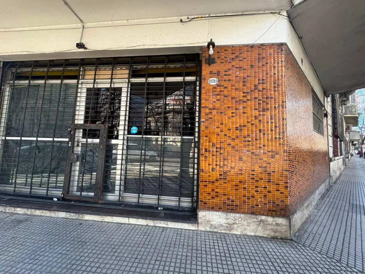 ALQUILER LOCAL CON 2 BAÑOS Y SOTANO EN CONSTITUCION 3