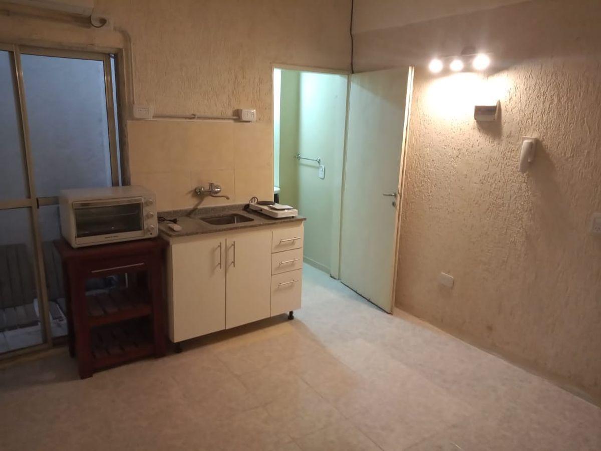 Foto de ALQUILER EN POMPEYA 1 AMB CON PATIO PEQ LA LUZ DEL DEPARTAMENTO SE PAGA, imagen 3