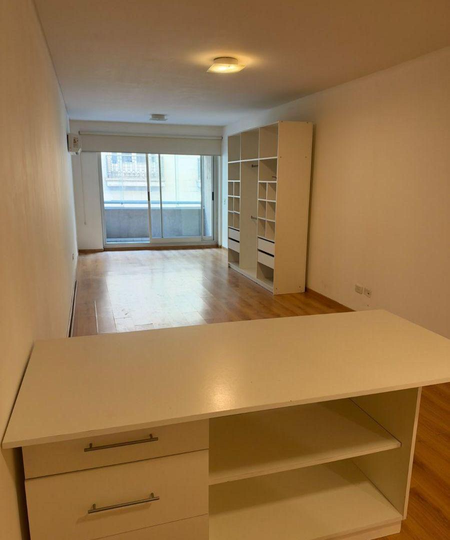 Foto de Departamento de 42 m² en alquiler en Monserra Edificio con amenities, imagen 3