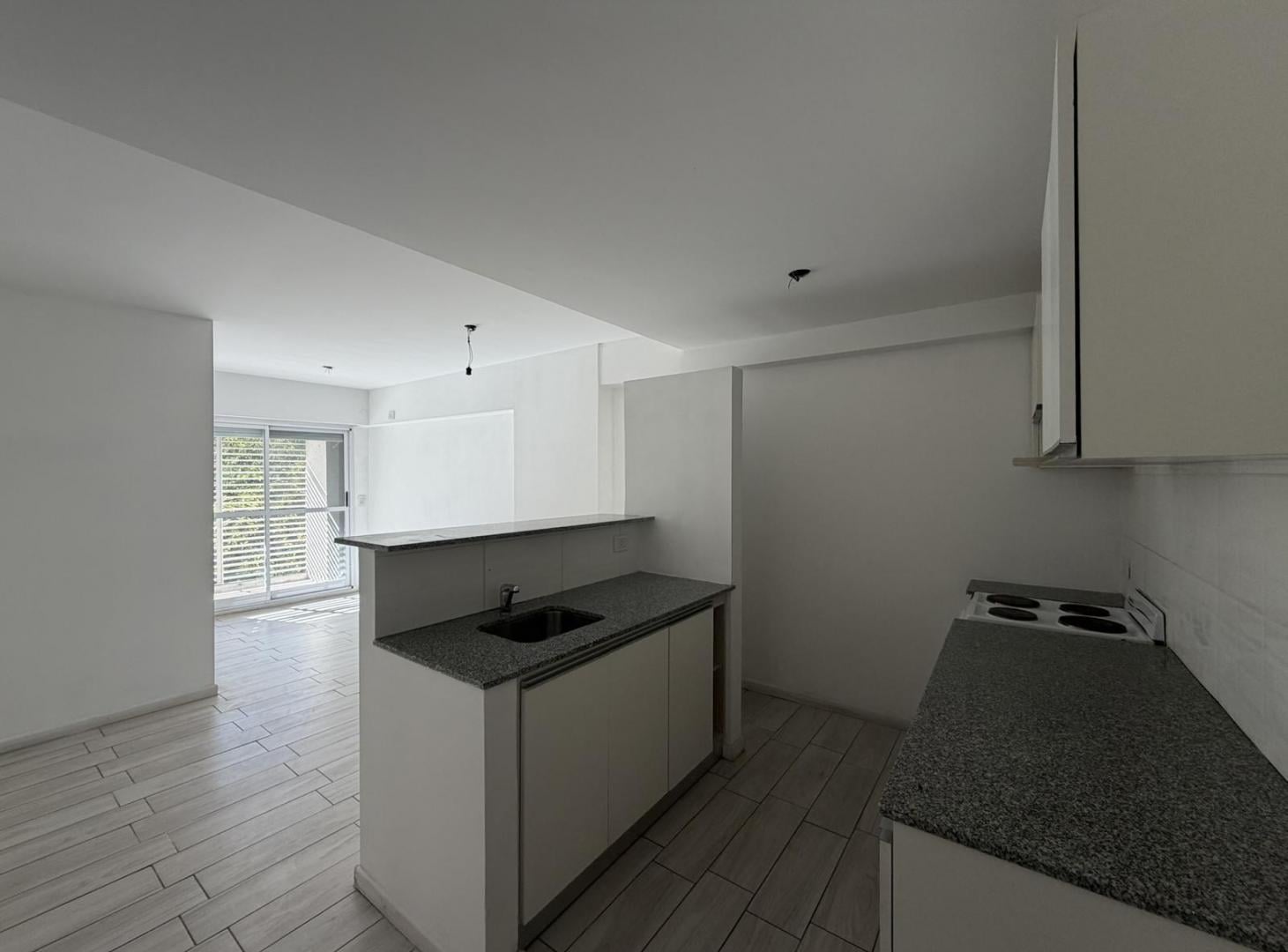 Departamento, un dormitorio con balcon y patio, Echesortu, Rosario, Alquiler