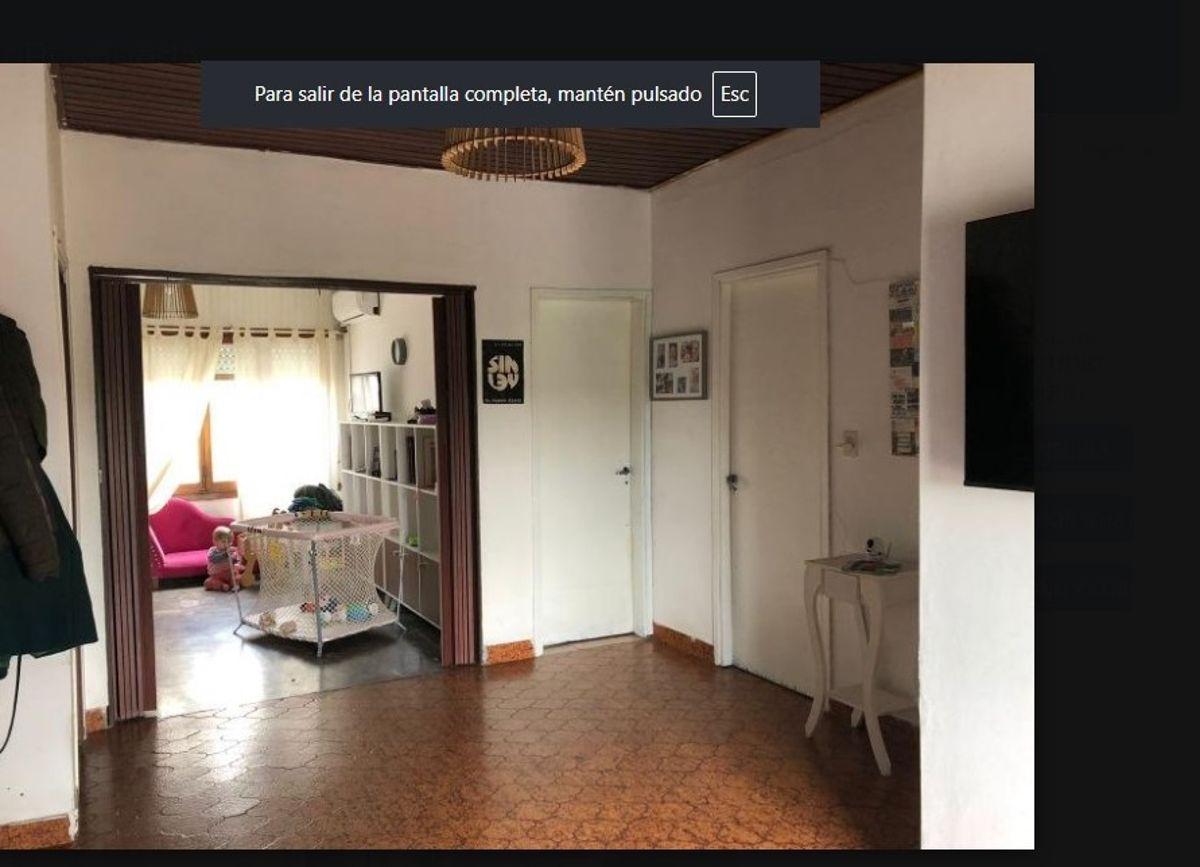 CASA DE 3 DORMITORIOS CON FONDO VERDE