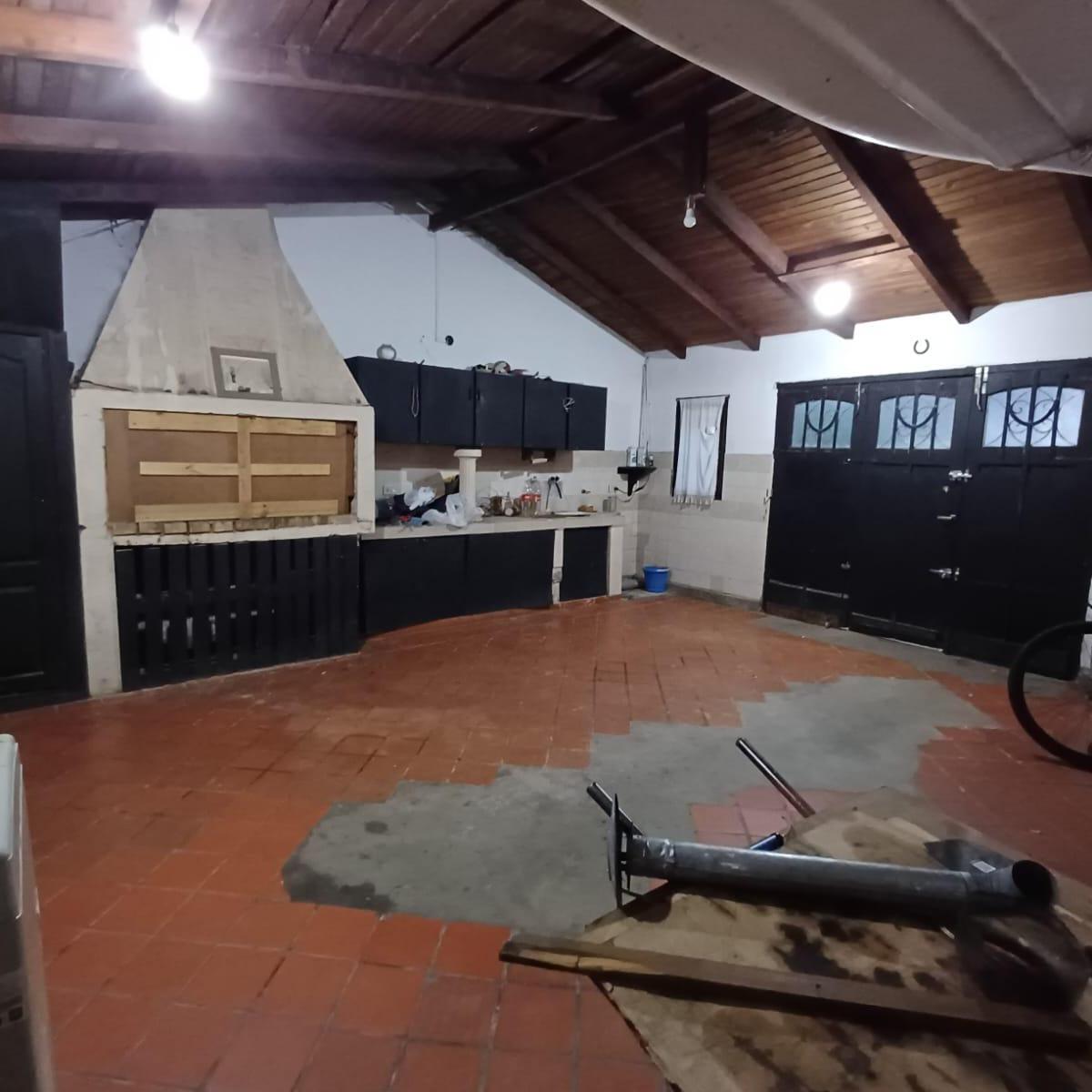 73 E/121 y 122-Casa a reciclar + depto. Ideal inversor!