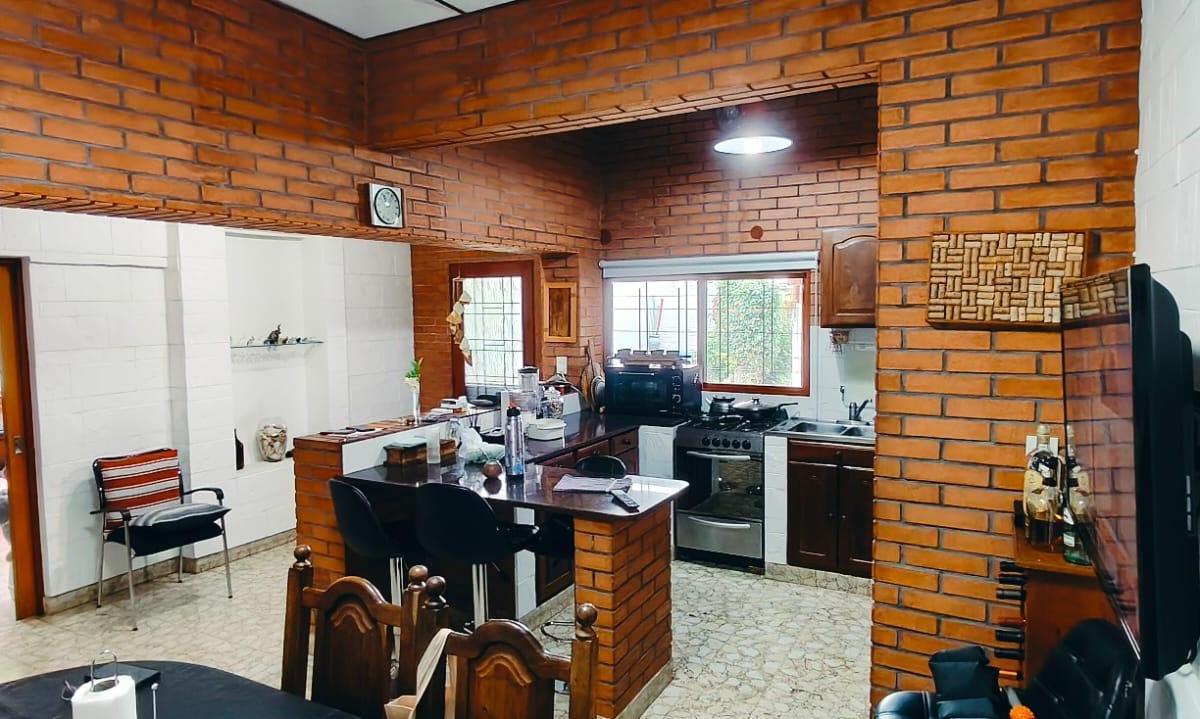 53 E/ 28 y 29-Casa de 3 dormitorios zona Parque San Martín y Hospital Italiano
