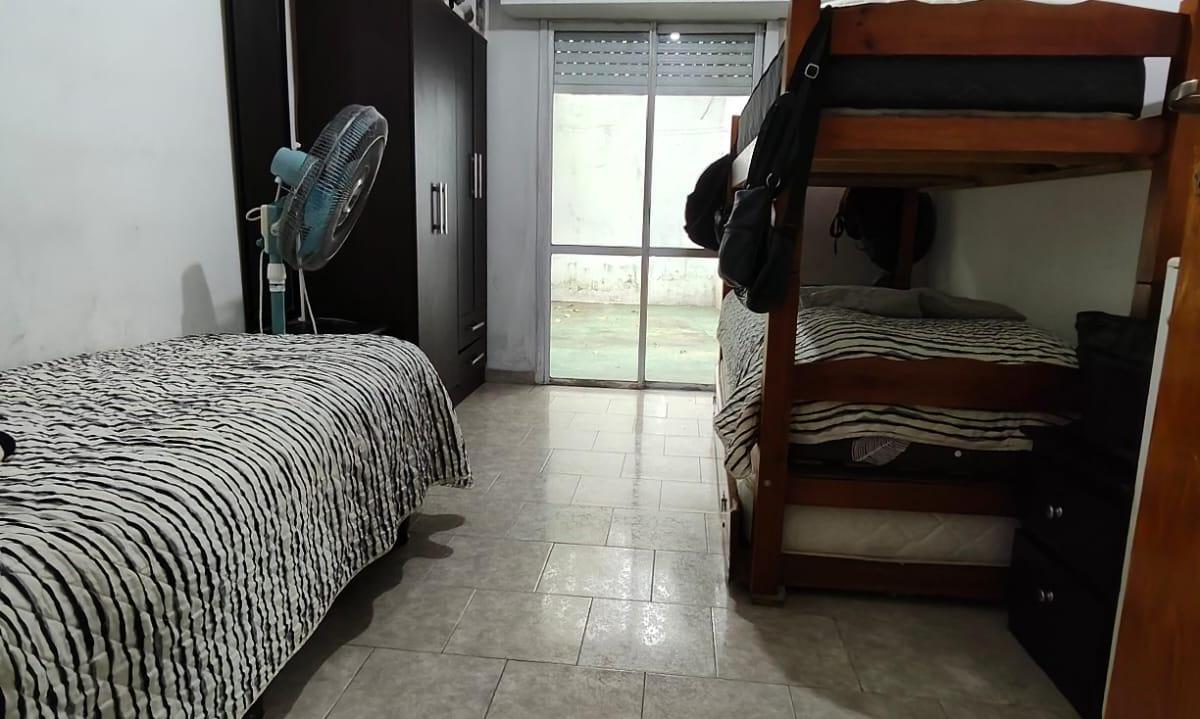 4 E/ 126 y 127-Departamente en P.B. de 1 dormitorio con patio en zona Facultades