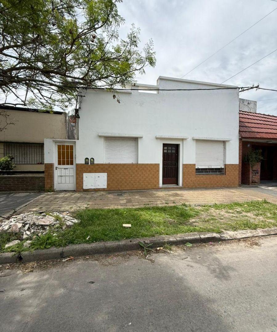 Casa con departamento independiente en venta, 125 y 60 Berisso
