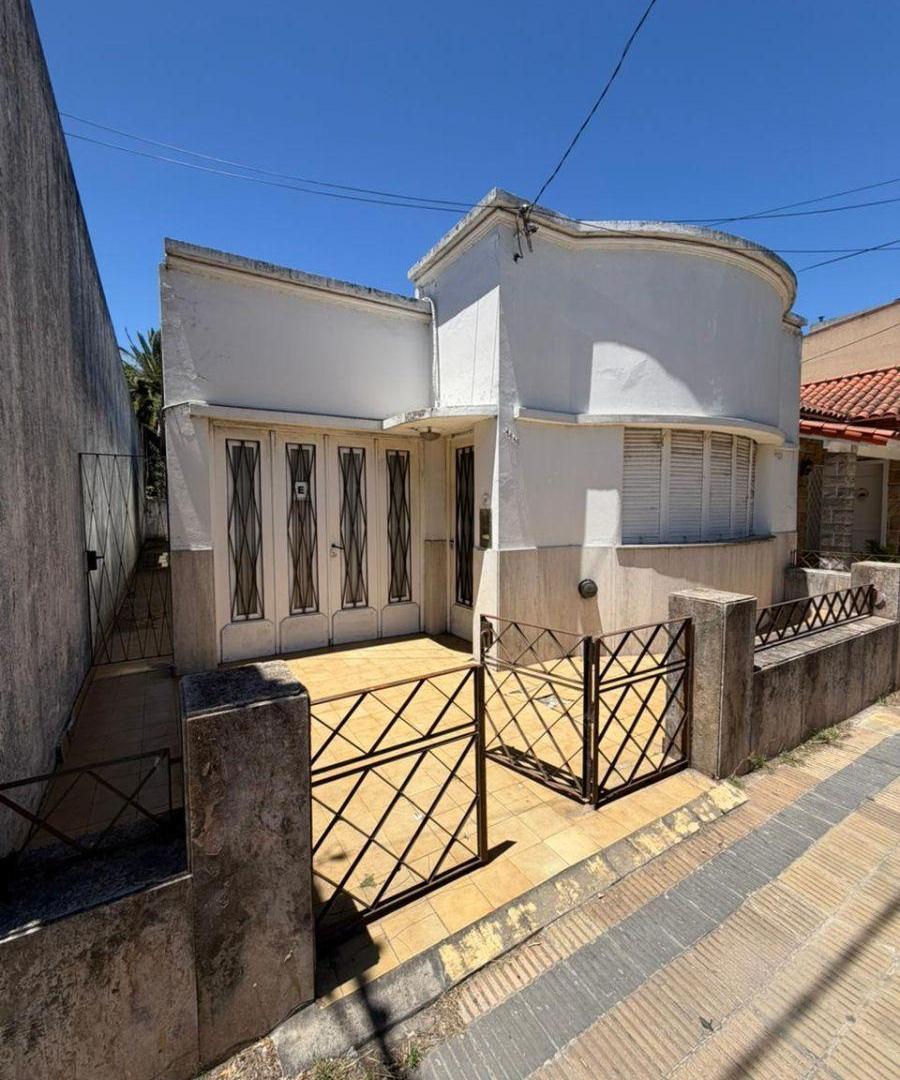 Casa en venta 2 dormitorios y gran parque en 10 entre Montevideo y 166 Berisso