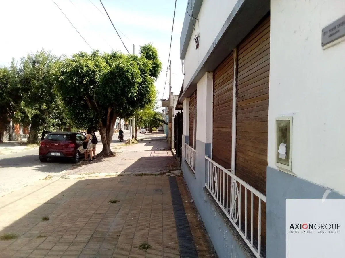 Venta de casa en calle 13 e Montevideo y 166 - Berisso 2
