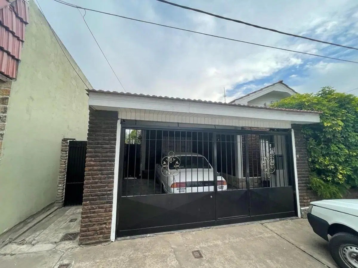 Venta de casas en calle 35 e 131 y 132 - San Carlos 2