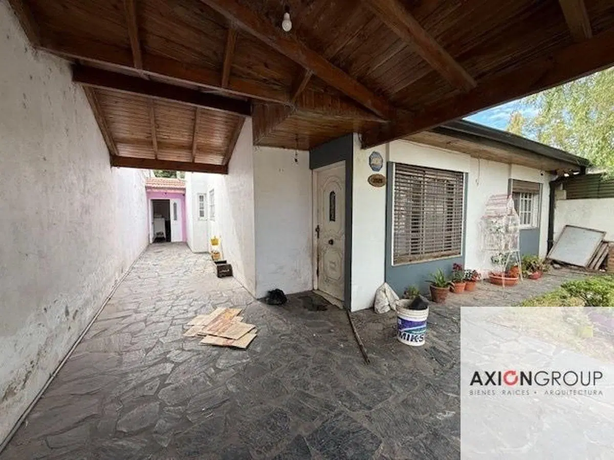 Venta de casa en calle 80 bis e 137 y 138 - Los Hornos 1