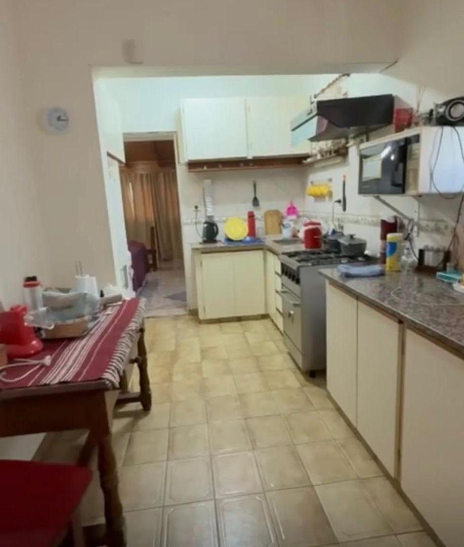 Foto de Casa con galpón en alquiler en Los Hornos 65 entre 141 y 142, imagen 2