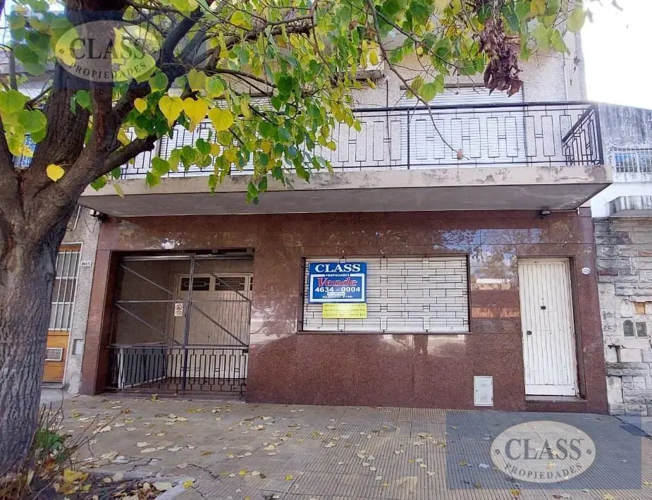 CASA DE 5 AMBIENTES SOBRE LOTE PROPIO CON TERRAZA Y FONDO LIBRE EN VENTA EN FLORES!!! 400 M2 1