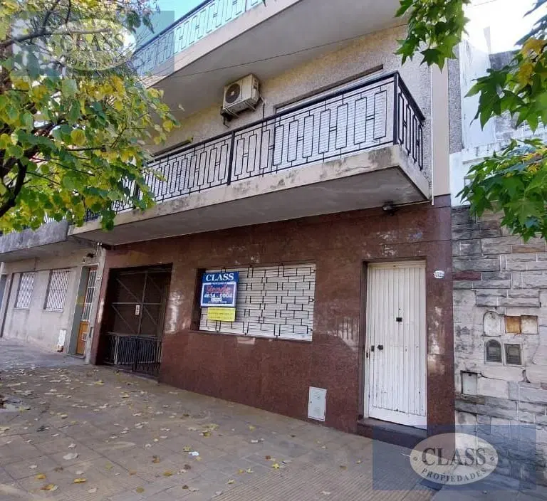 CASA DE 5 AMBIENTES SOBRE LOTE PROPIO CON TERRAZA Y FONDO LIBRE EN VENTA EN FLORES!!! 400 M2 2