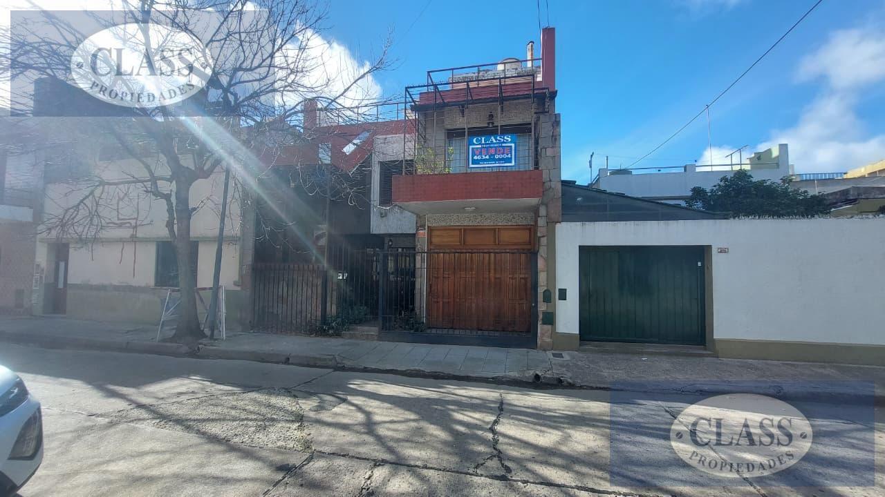VENTA CASA 4 AMB. TALLER DE USOS MULTIPLES-OFICINA-COCHERA-PATIOS-BALCÓN-TERRAZA- PARQUE CHACABUCO