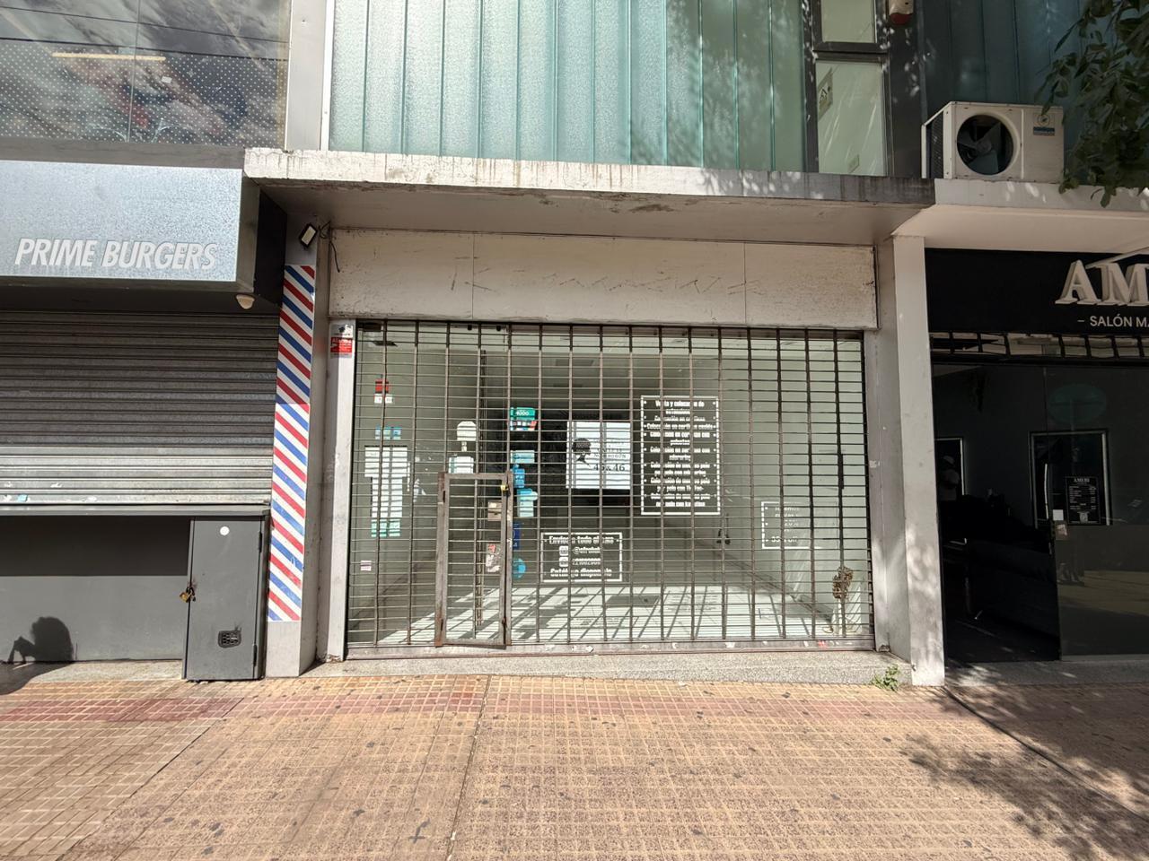 Calle 10 n° 889 | Imponente Local Comercial En Alquiler Con Entrepiso Y Patio.