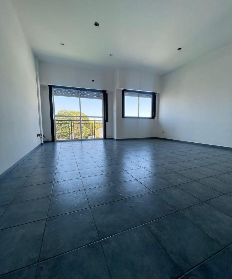 Departamento de 1 dormitorio con patio y balcón