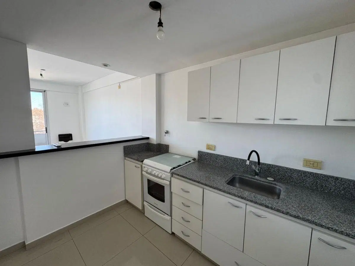 Departamento de 2 dormitorios con cochera en alquiler 2