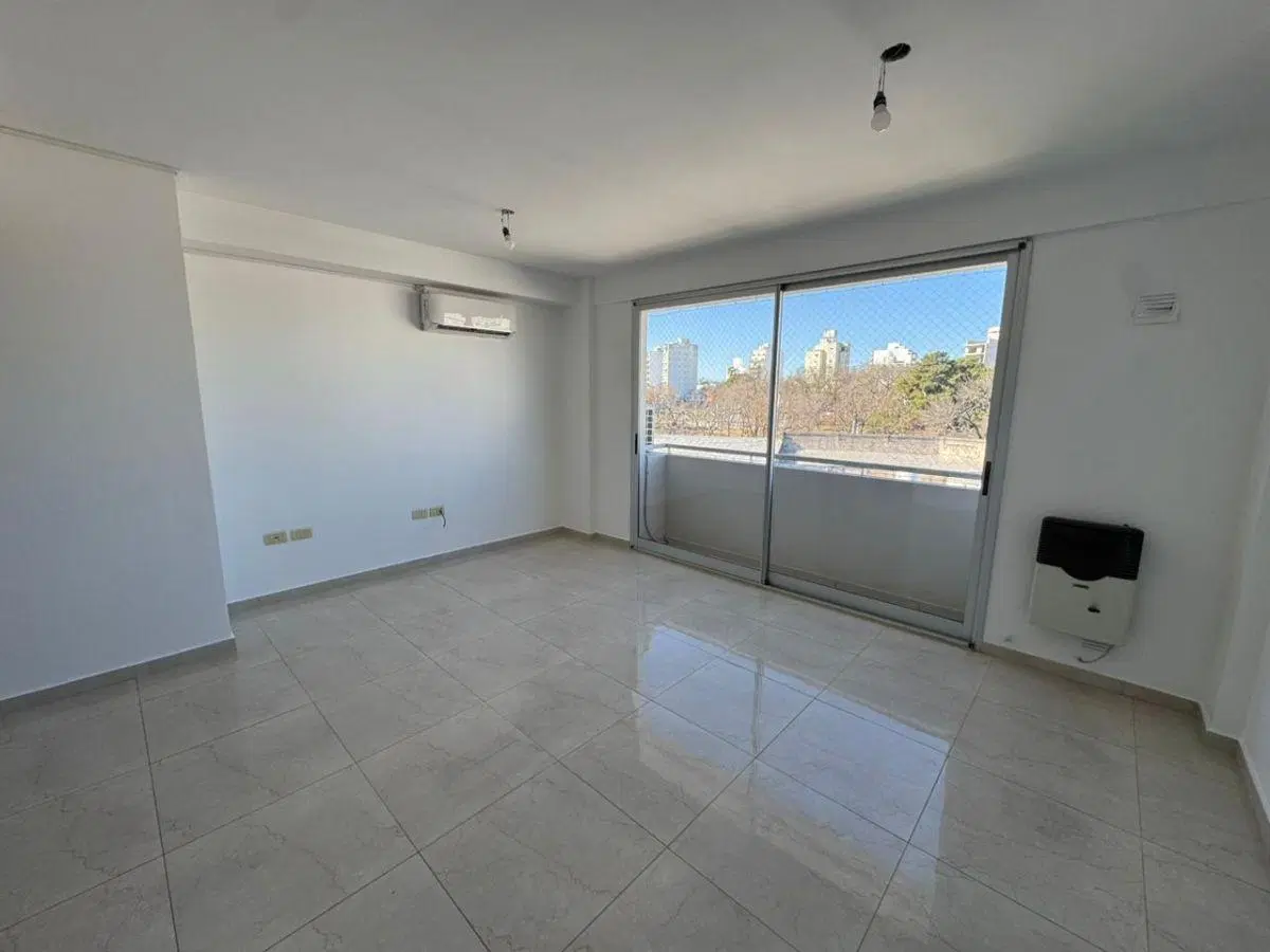 Departamento de 2 dormitorios con cochera en alquiler 1