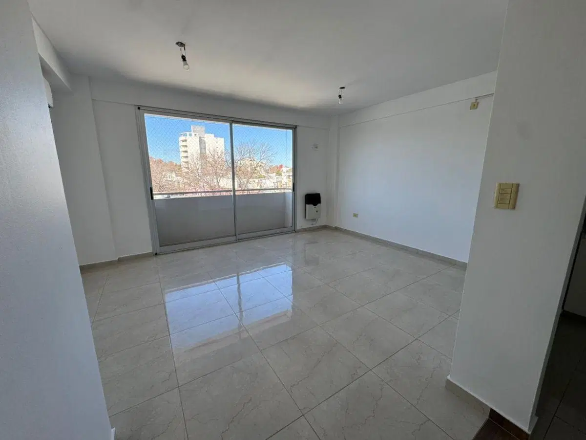Departamento de 2 dormitorios con cochera en alquiler 3