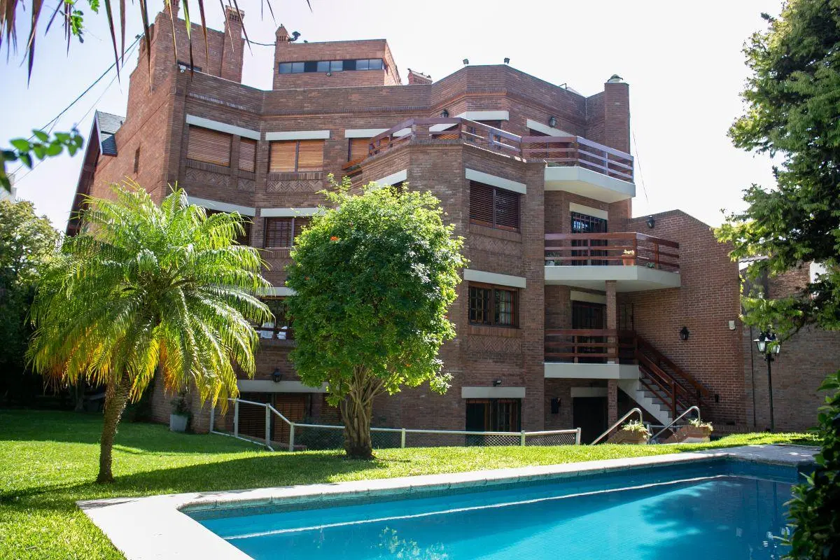 Piso de 4 Ambientes - 3 Dormitorios - 2 Cocheras - Dependencia - Sum y Parque Arbolado con Piscina 1