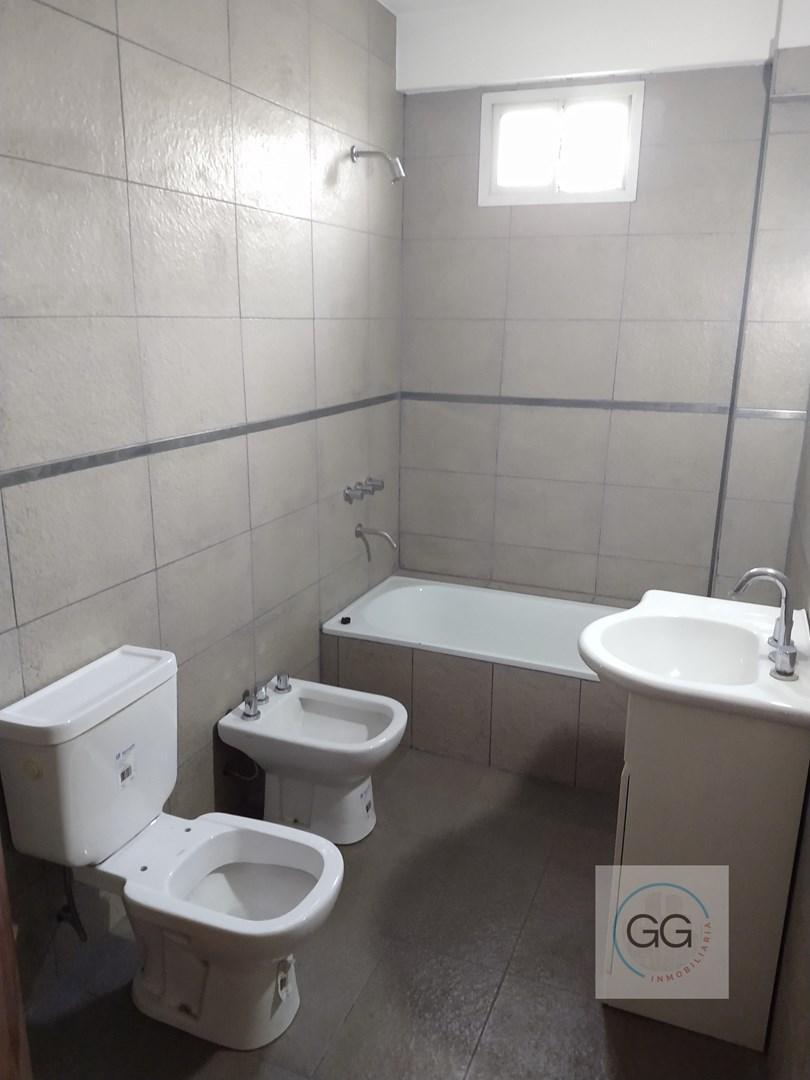 Oportunidad: Vende Casa de 2 Plantas (5 Ambientes) - Berazategui 4