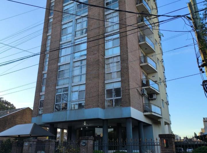 Alquila Dpto en 8º piso con balcón y cochera 2