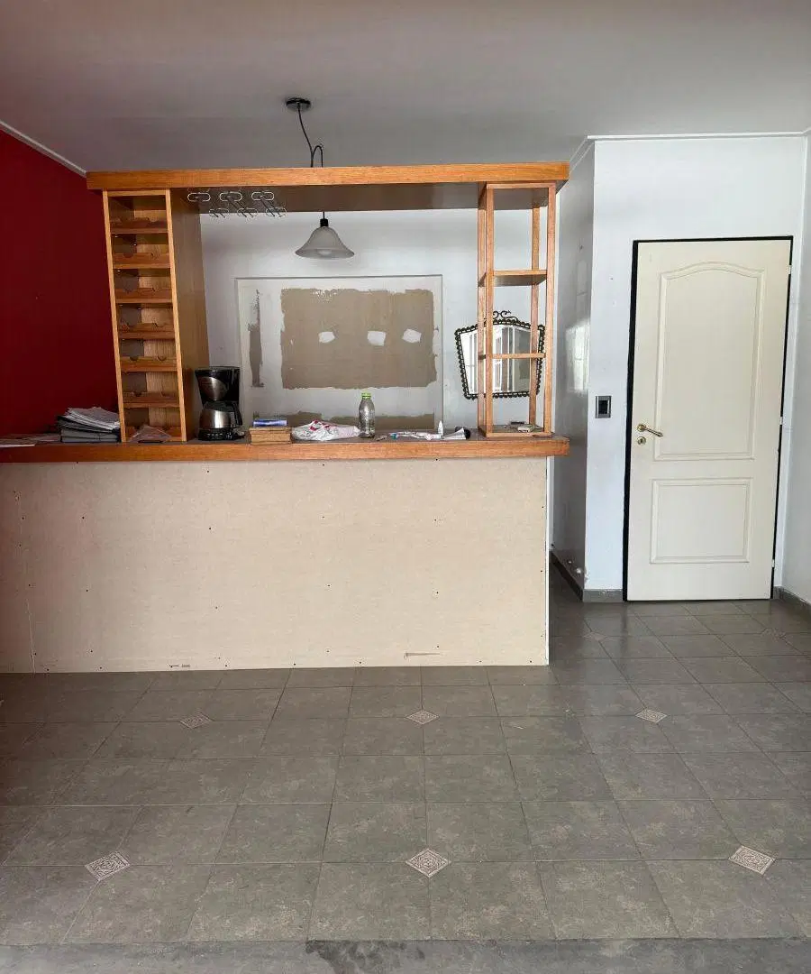 Departamento al frente en primer piso en alquiler – Calle 137 esq 80, Los Hornos 1